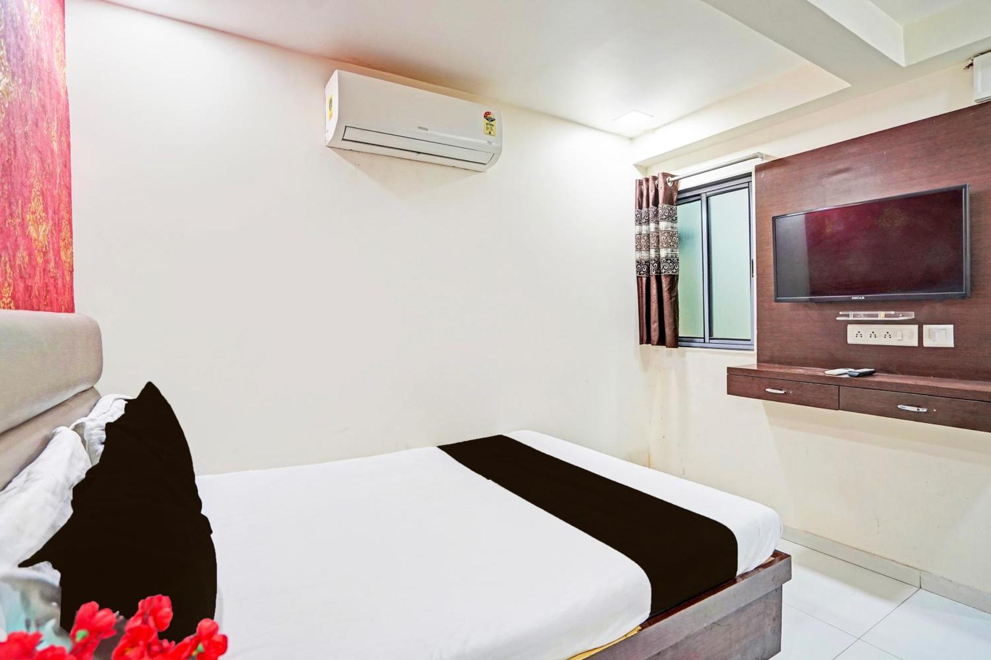 Hotel O S. G. Highway Formerly I Land Park Ahmedabad Eksteriør bilde