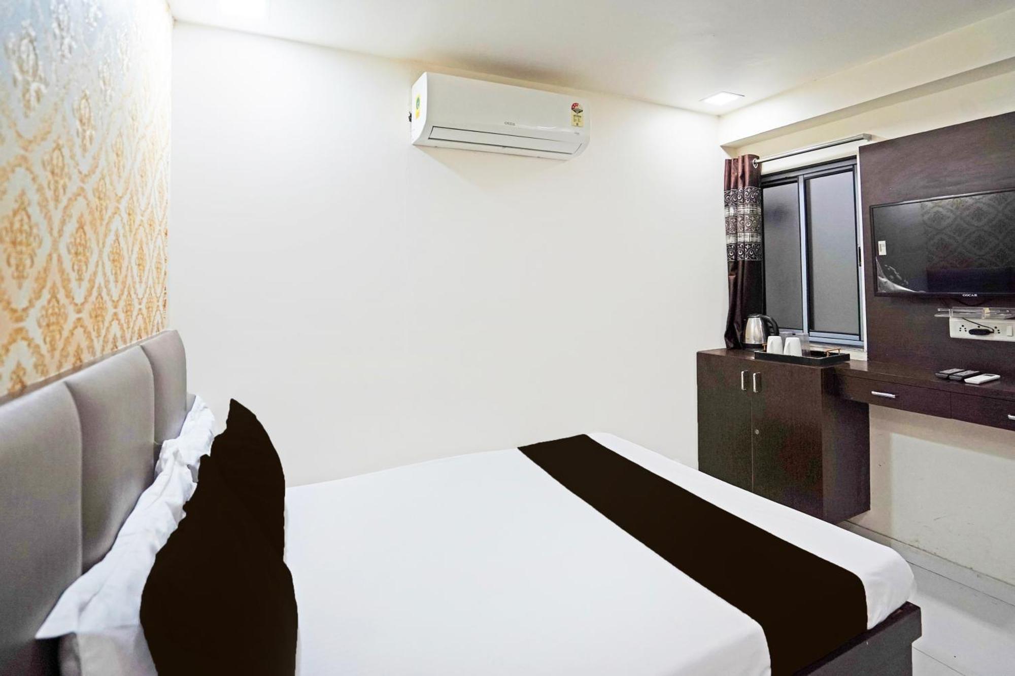 Hotel O S. G. Highway Formerly I Land Park Ahmedabad Eksteriør bilde