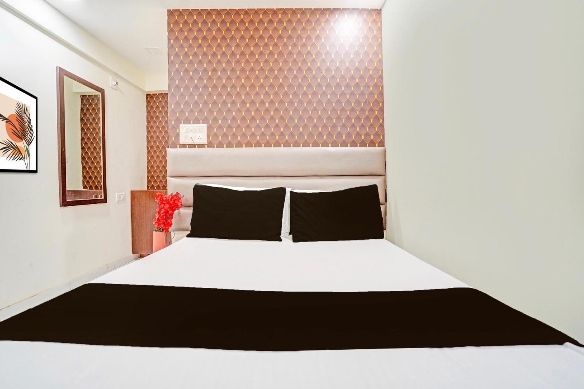Hotel O S. G. Highway Formerly I Land Park Ahmedabad Eksteriør bilde